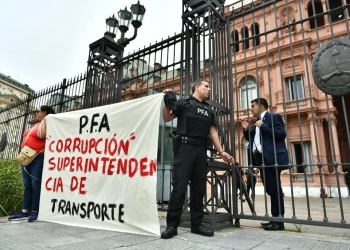 Un policía federal se esposó a la reja de la Casa Rosada para denunciar irregularidades y reclamar mejoras salariales