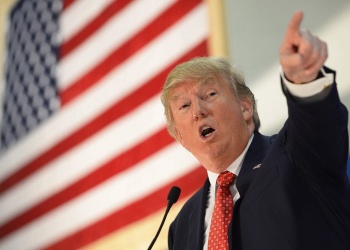 Trump redobla la apuesta tras el revés judicial: aumenta los aranceles globales al 15%