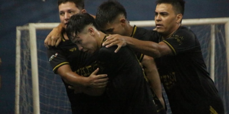 A PLENO. Todos abrazan a Luciano Salina, autor de dos goles ante Malfitano./Gentileza Sólo Futsal