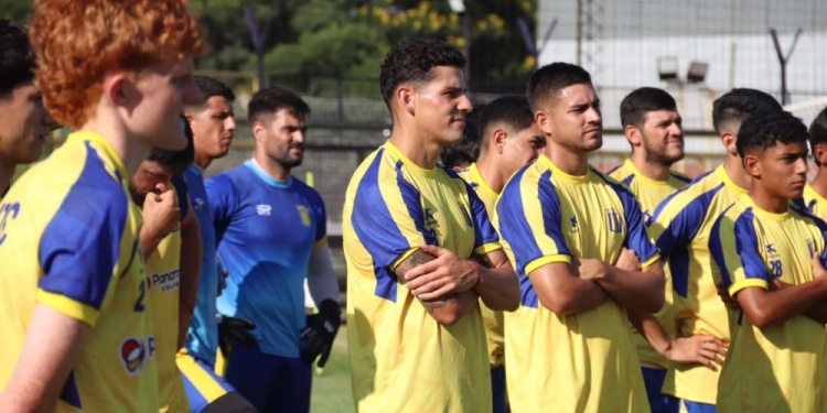 ATENTO. Oliver Benítez, en una de sus primeras prácticas en Mitre.