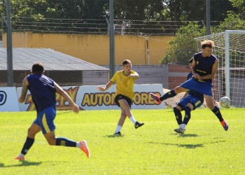 Mitre sumó minutos y goles en su primer ensayo futbolístico