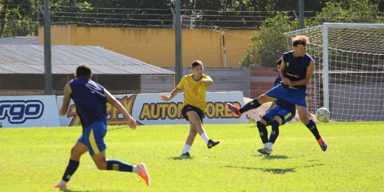 AGARRANDO RITMO. Mitre disputó su primer amistoso de pretemporada con el objetivo de tomar rodaje futbolístico. (Foto: Prensa Crucero)