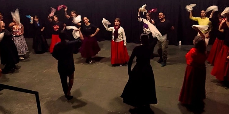 DANZA, ENCUENTRO Y COMUNIDAD. Los profesores Orlando Vilca y Daniela Millares, llevan adelante en la Murga de la Estación, los talleres denominado “La Comunidad Danzante”.