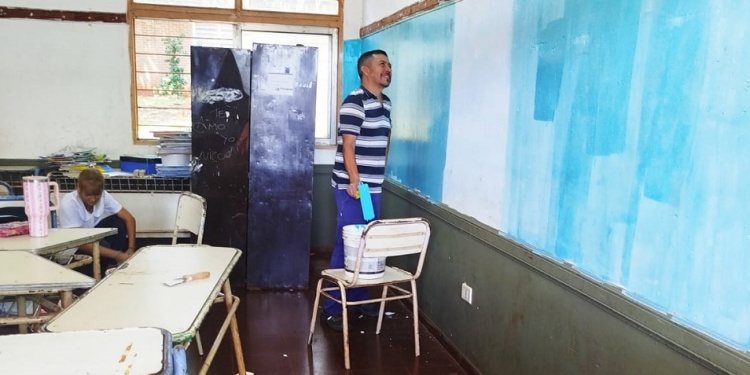 EL TRABAJO QUE NO SE PAGA. Docentes de casi todas las escuelas de la provincia se encuentran abocados a poner en condiciones las aulas para el inicio del ciclo lectivo. En la foto, los docentes de la Escuela 53 Bartolomé Mitre.