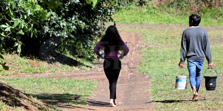 RECLAMOS. La falta de presión y los cortes nocturnos afectan a varias zonas de Posadas, mientras arrecian las quejas por facturación elevada y demoras en soluciones. Hartos, los vecinos exigen pagar por consumo real.