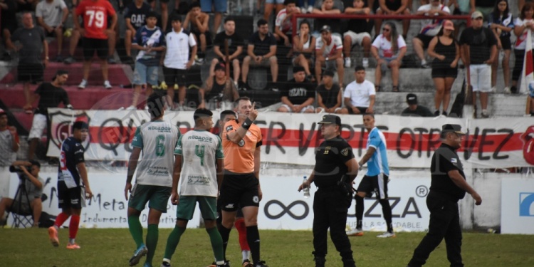 EL DOMINGO. El árbitro Rekers en el duelo de ida de la final de la Región Litoral Norte, el domingo en Villa Sarita.