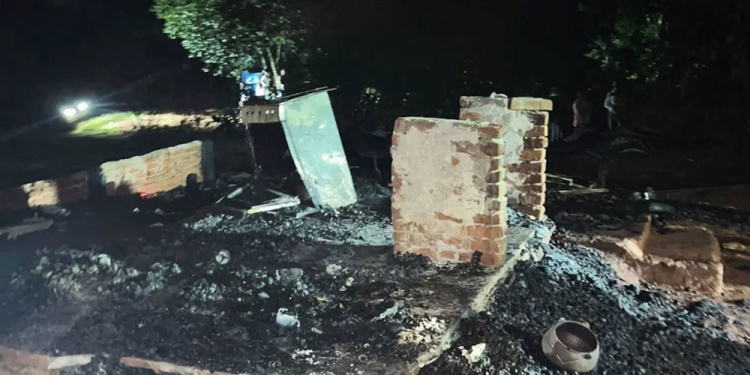 COMBUSTIÓN. Salvo la base de ladrillos, la casa de madera y chapas se consumió con la víctima adentro.