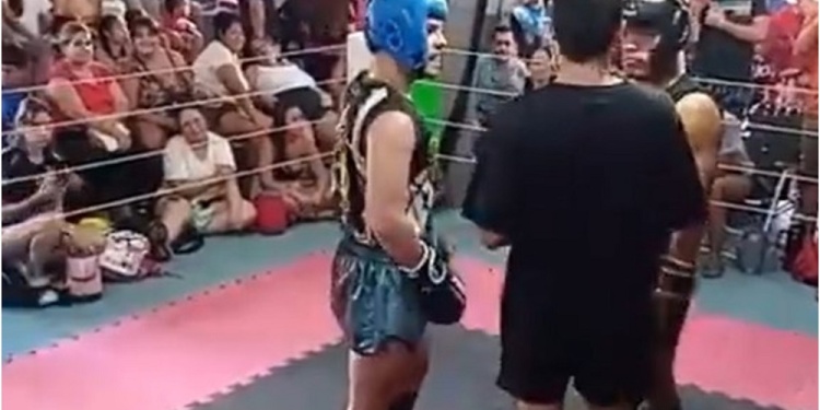 UNA PRESUNTA EXHIBICIÓN. Juani Acosta a la izquierda de la imagen escucha las indicaciones del árbitro segundos antes del inicio de la pelea con el efectivo policial.