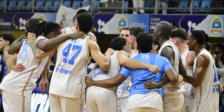 PISÓ FUERTE. El plantel del Celeste celebra, tras la victoria ante La Unión.