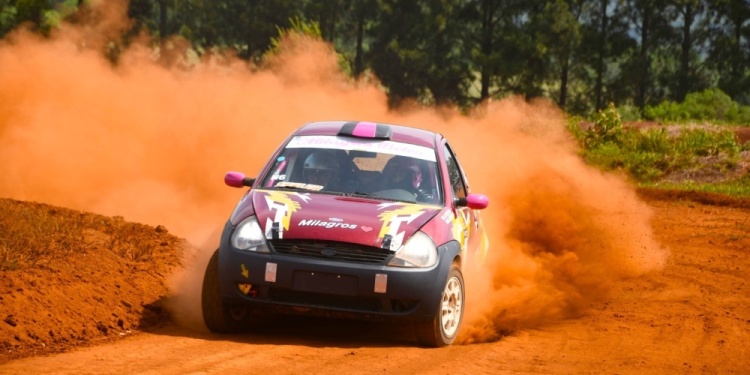 A LA TIERRA. Las máquinas del rally provincial ya piensan en la competencia.