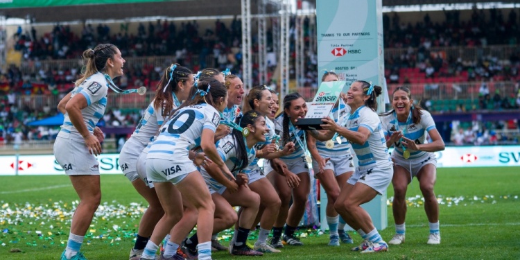 BIEN ARRIBA. La jugadora surgida de Carayá de Eldorado levanta el trofeo, ayer, en Kenia. Una jornada histórica.