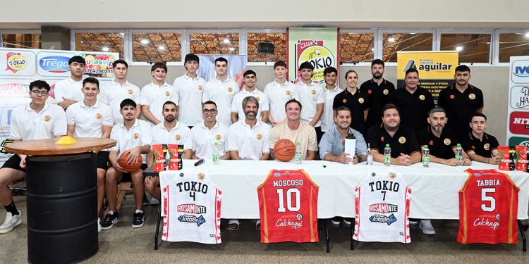 NUEVA PILCHA, MISMO OBJETIVO. El Oriental presentó al equipo y la indumentaria que utilizará en esta temporada.