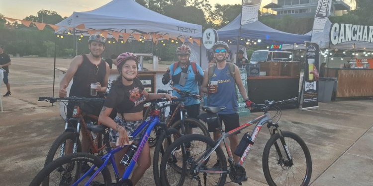 ENCUENTROS Y BRINDIS. Desde la tarde, el Parque de la Cascada volvió a ser escenario de una nueva edición del Festival Cervecero UNA +, que contó con la participación de cerca de 20 emprendedores locales, además de espectáculos en vivo.