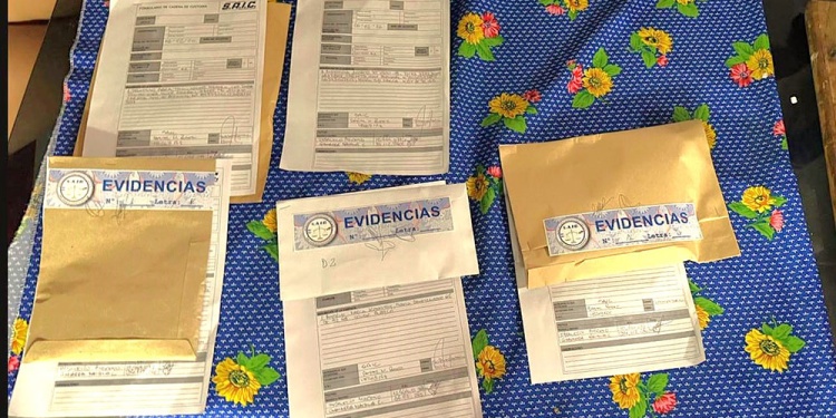 SECUESTRO DEL VIERNES. Los sobres en cadena de custodia de la SAIC contienen tres celulares, un pendrive y un disco rígido.