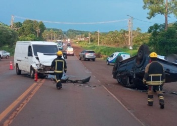 Jardín América: accidente en la ruta 12 deja dos heridos y volcó una camioneta