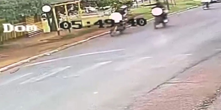 CÁMARA DE SEGURIDAD. Con brazo extendido, el motociclista de la derecha de la imagen apunta a los de la otra moto.