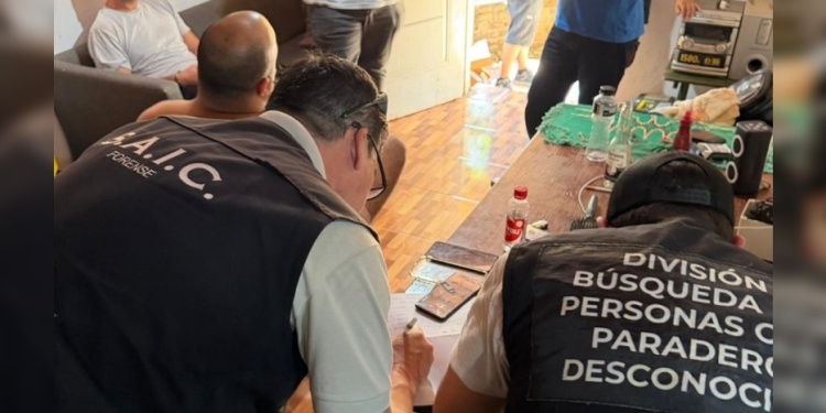 TRABAJO EN CONJUNTO. Divisiones de la Policía ubicaron el domicilio donde estaba la mujer y secuestraron pastillas ansiolíticas.