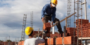 CAÍDA. La construcción es uno de los sectores más afectados por la motosierra de Javier Milei.
