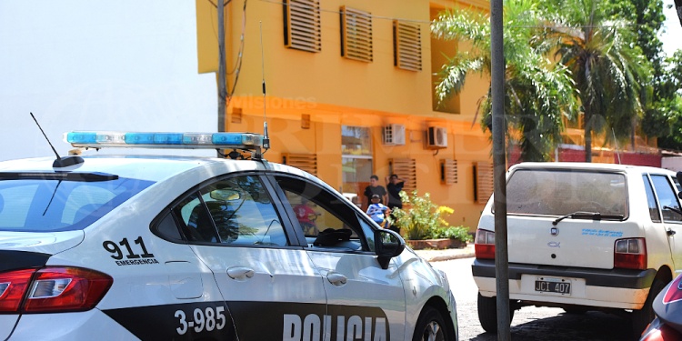 CALLE LÍBANO, VILLA URQUIZA. El patrullero de la Cuarta frente a la clínica donde se internó el jueves por la noche el imputado por una presunta desregulación emocional.