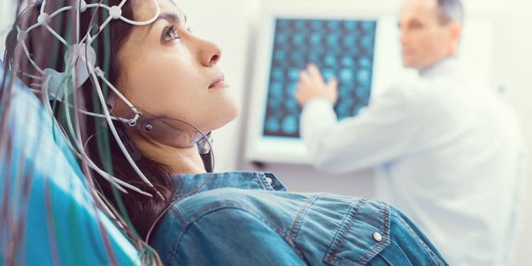 FRECUENTE. Cefaleas y crisis epilépticas, motivos de consulta frecuentes.