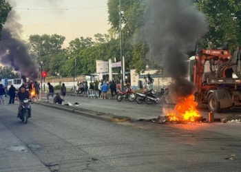 Tensión en Santa Fe: policías protestaron por salarios, se enfrentaron entre ellos y se acuartelaron