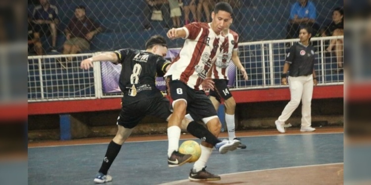 LUCHADO. Mauro Pineda pelea ante Guido Chamorro. DAHG está en la final.