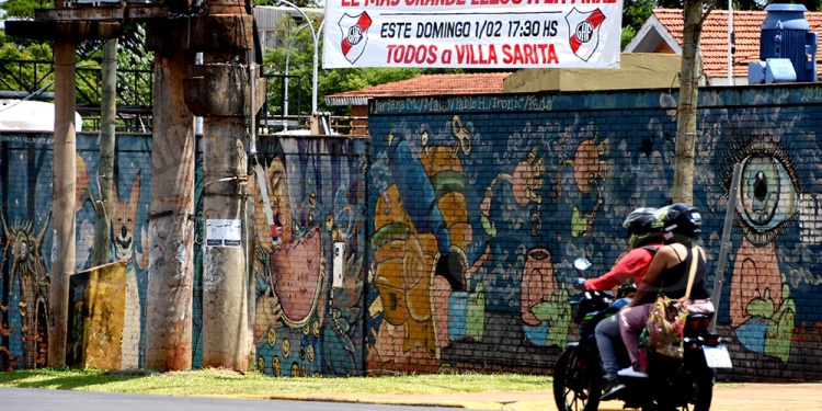EXPECTATIVA E ILUSIÓN. Distintos puntos de la ciudad aparecieron con estos pasacalles. El pueblo franjeado sueña.