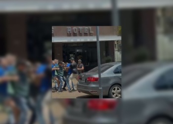 Video viral expuso una violenta pelea entre varios hombres en pleno centro de Posadas