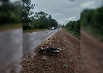 Dos personas murieron en un choque entre una moto y un auto en Gobernador Roca