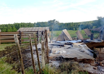 Incendio arrasó un galpón en Jardín América