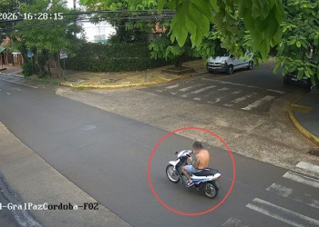 Lo captaron conduciendo sin casco y usando el celular: terminó detenido