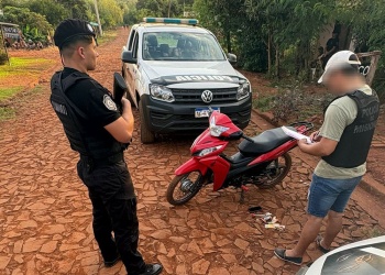 Demoran a un adolescente con cocaína y una moto robada