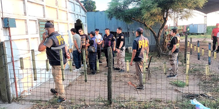 TRASLADADO A VILLA MARÍA. Agentes de la PFA y Gendarmería acompañaron a los investigadores de la Policía de Córdoba en la aprehensión del misionero ayer.