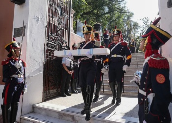 El sable corvo de San Martín fue trasladado a los Granaderos y reabre una histórica controversia legal