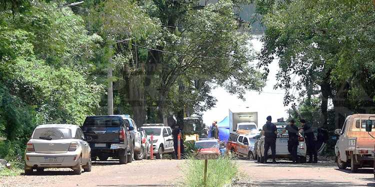 ESCENARIO. El martes 13 del mes pasado el Chevrolet Vectra con el penitenciario a bordo cayó al río desde la pendiente de la costanera a la altura de la Prefectura de Candelaria.