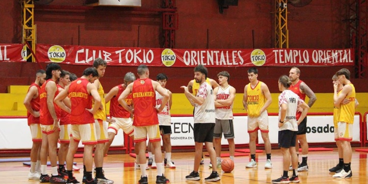 ATENTOS. El plantel de Tokio escucha la charla del entrenador Matías Fernández.