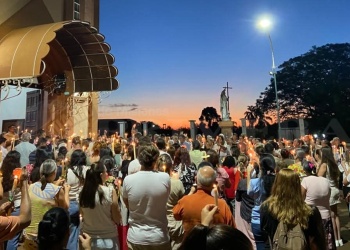 Fieles se congregaron para la bendición de velas en Apóstoles