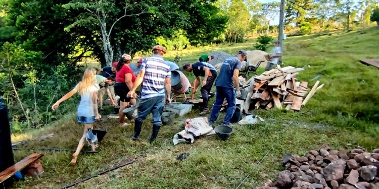 PROTECCIÓN DE VERTIENTES. Familias campesinas de Misiones trabajan sin descanso para que no falte agua.