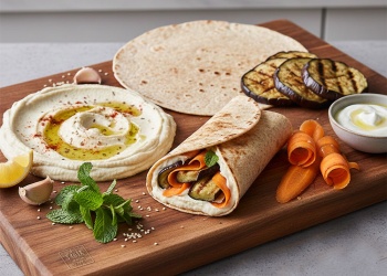 Wrap de hummus “velvet” y vegetales al fuego