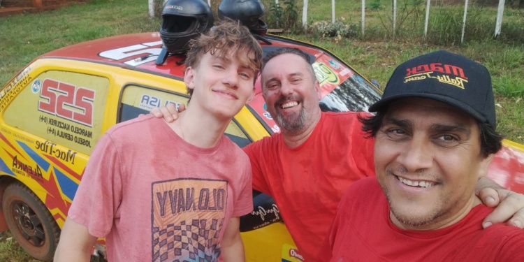 SELFIE. Los Kaczurek, Luciano y Marcelo, junto a Joselo Gerula durante la prueba realizada en Apóstoles.