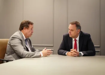 El Gobierno respaldó a Adorni tras la polémica por haber llevado a su esposa en el avión presidencial