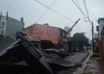 Lluvia, viento y granizo golpearon a Posadas y dejaron daños en viviendas y calles