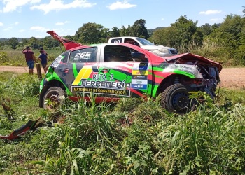 Susto en el rally de El Soberbio tras el despiste de dos vehículos en un camino de tierra