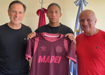 El misionero Alexis Duarte firmó su primer contrato como profesional del Club Lanús
