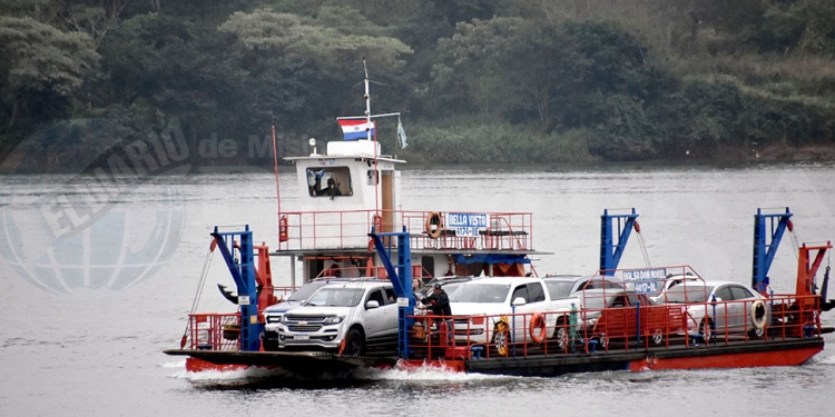 SIGUE. La balsa, de bandera paraguaya, continúa prestando el servicio entre Puerto Maní y Bella Vista, pese a la caída del convenio entre la Provincia y el municipio de Corpus.