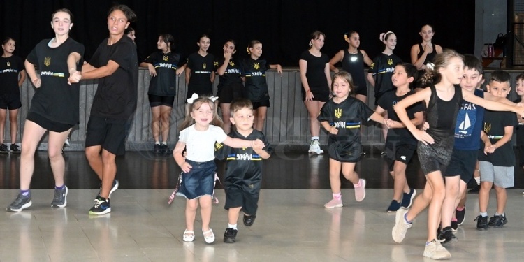 MANTENER VIVA LA CULTURA. Cada sábado, el salón se llena de pasos y melodías, donde los niños del Ballet Zirka sostienen la herencia ucraniana, a través de la música, la danza y una amistad compartida junto a padres y profesores.