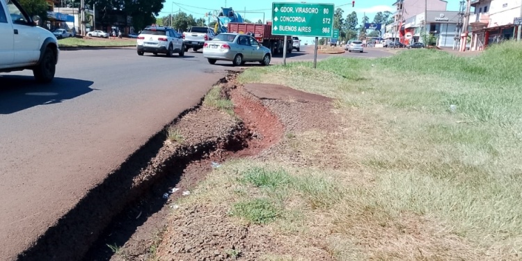 PELIGROSO. Desde el cartel que se observa en la imagen comienza la zanja que se va profundizando en su recorrido durante más de cien metros.  / Foto gentileza E.S