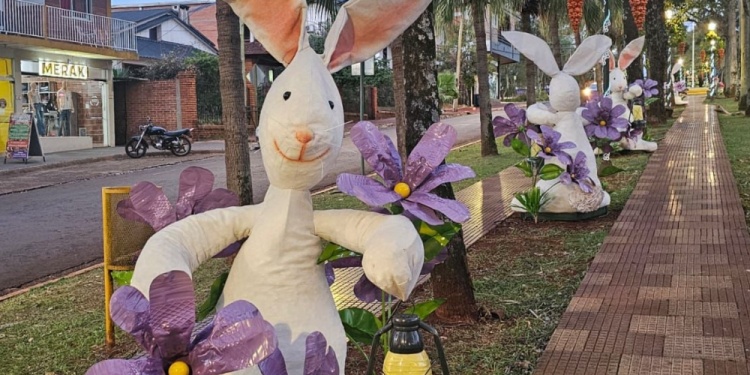 CREATIVIDAD. Es lo que se aprecia en las avenidas y boulevares de la ciudad, que se viste de colores también para recibir a la Navidad y para la Fiesta del Turismo Rural, durante las vacaciones de invierno. / Gentileza: Capioví en fotos