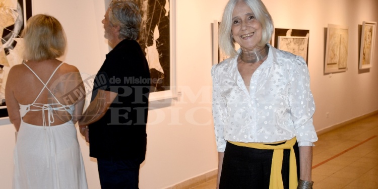 ARTE QUE TRASCIENDE. La artista Chiquitina Engel presenta su muestra “Ellas y yo”, un homenaje a su abuela y a su madre, quienes le legaron objetos familiares que, resignificados por la artista, se transforman en obras cargadas de memoria.