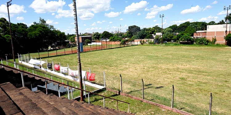 DETALLES. Con el terreno de juego cubierto de césped, como pocas veces visto, el Globo realiza los últimos arreglos.